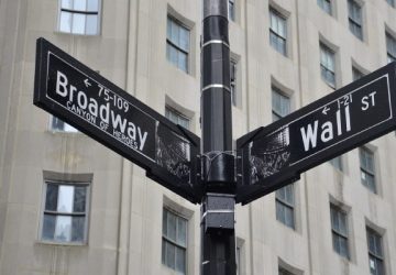 Kepanikan bank mereda di Wall Street. Selanjutnya: Kepanikan Fed